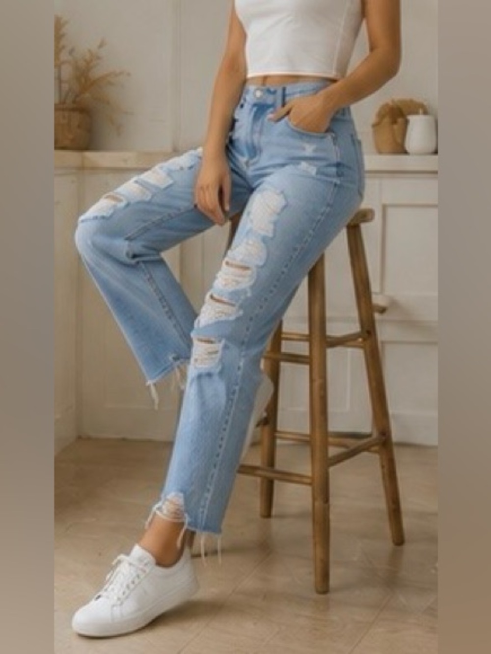 American Eagle Size 2 Short Light Wash Distressed Ripped Stretch Jeans - Picture 7 of 12